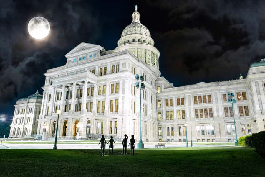 Austin Ghosts Spirits & Poltergeists Haunted Walking Tour - The Driskill brings old Austin drama into focus