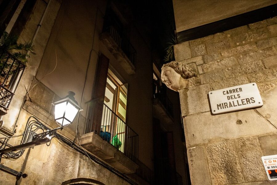 Barcelona: Dark History Night Walking Tour - Who should take this walk?