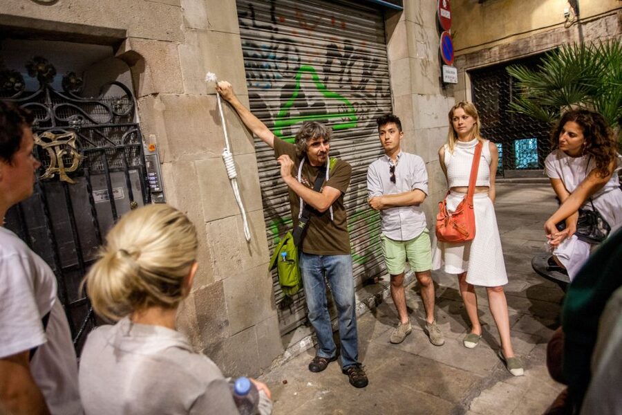 Barcelona: Dark History Night Walking Tour - Visual aids that keep the stories moving