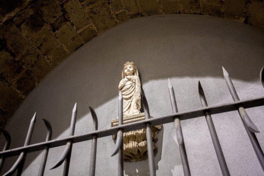 Barcelona: Dark History Night Walking Tour - Guide style and group atmosphere