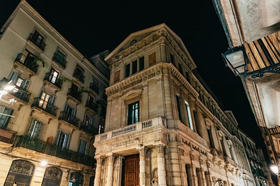 Barcelona: Gothic Quarter Ghosts and Legends Walking Tour - Why the Gothic Quarter works at night
