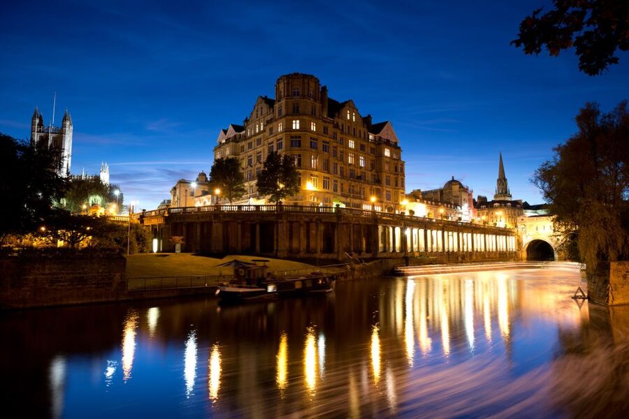 Bath: 90-Minute Private Ghost Walking Tour - Bath Abbey at night: where the story begins