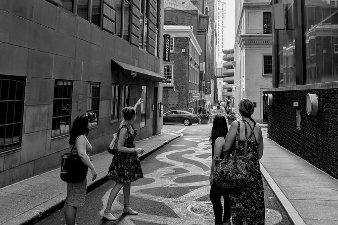 Black & Ghost Tour - The Pennsylvanian and the city’s grand architecture
