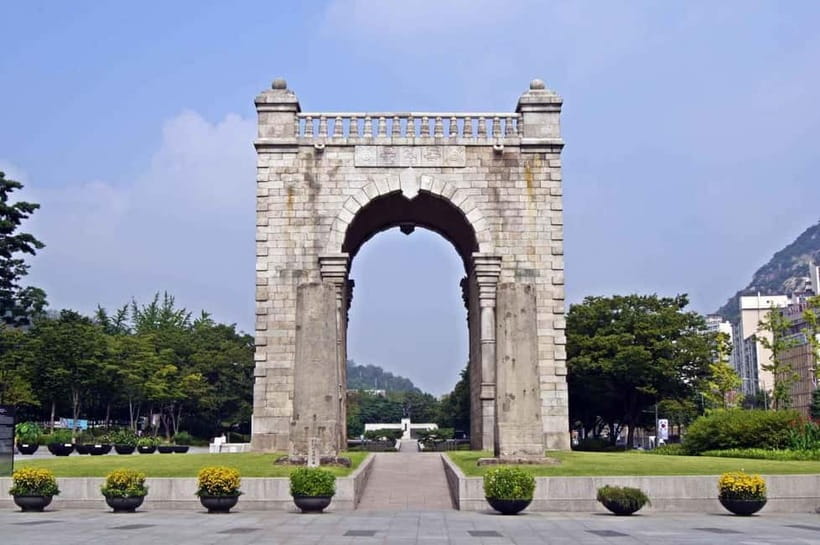 Blood & Tears: Korea Dark History Guided Walking Tour - Tongin Market brings lunch and daily life into the route