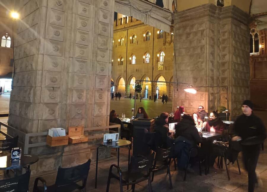 Bologna: Sipping Through the City After Dark Tour - What the guide adds to the evening