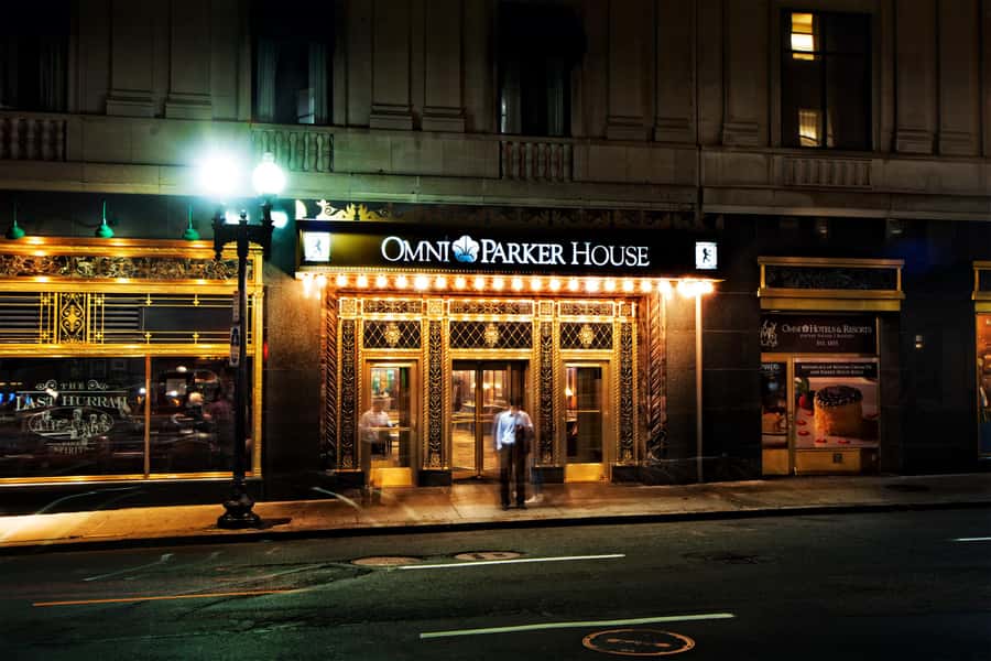Boston: Boos and Brews Haunted Pub Crawl - Starting at Boston Common with a lantern