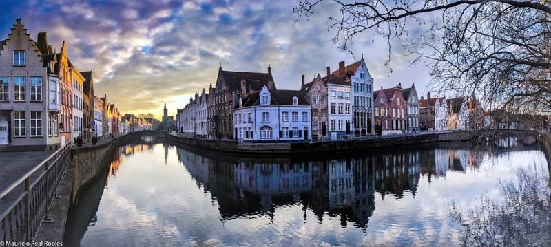Bruges: 1.5-Hour Dark Side of Bruges Private Tour - Jan Van Eyck Square and the city’s rise and fall