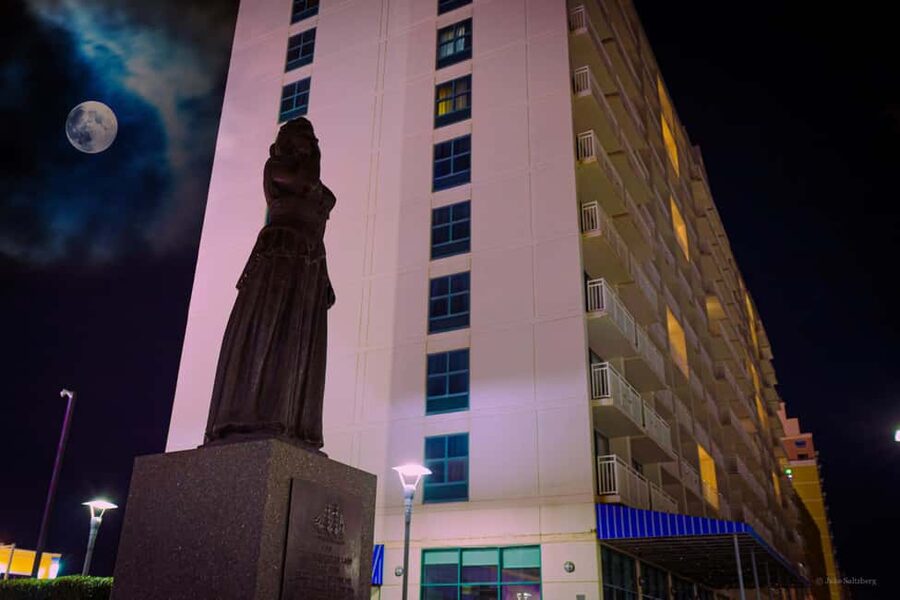 Buried Beneath the Boardwalk: Neptune Ghouls and Ghost Tours - The guide makes or breaks the experience