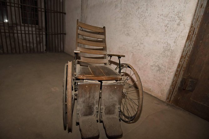 Charleston Haunted Jail Night-Time Walking Tour with Admission to Old City Jail - Why the guide makes or breaks the evening