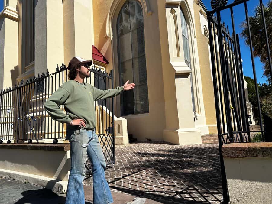 Charleston: Pirates and Ghosts Guided Walking Tour - The Pink House and Charleston’s visual landmarks