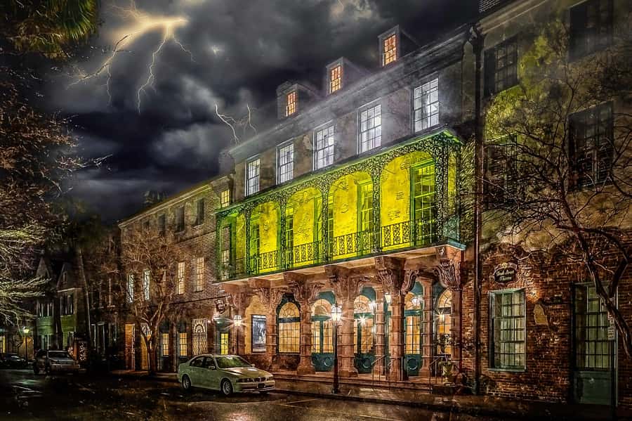 Charleston Terrors: Pirate Ghosts Haunted Walking Tour - What the Guide Adds to the Experience