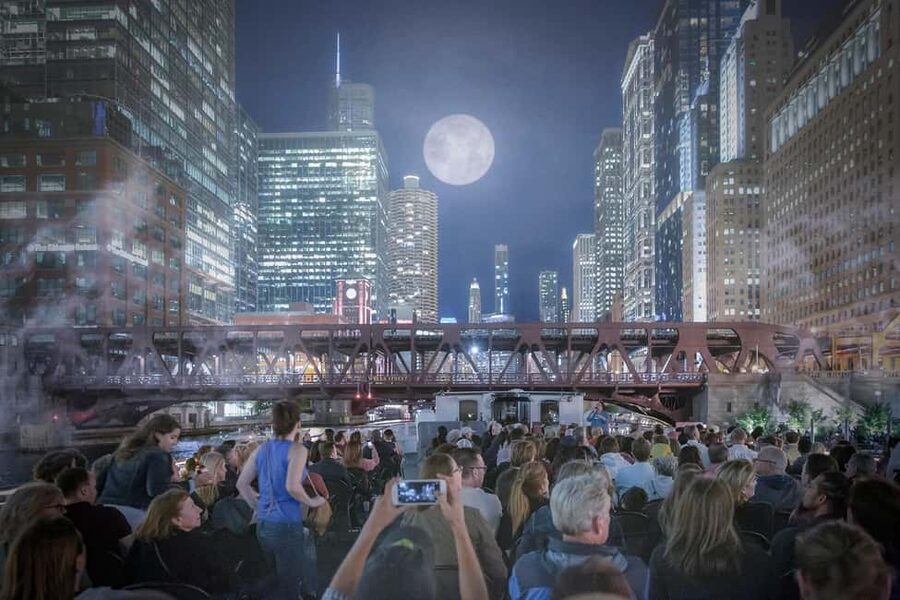 Chicago: Historic Gangsters & Ghosts Night Cruise - Chicago’s River Turns Dark After Sunset