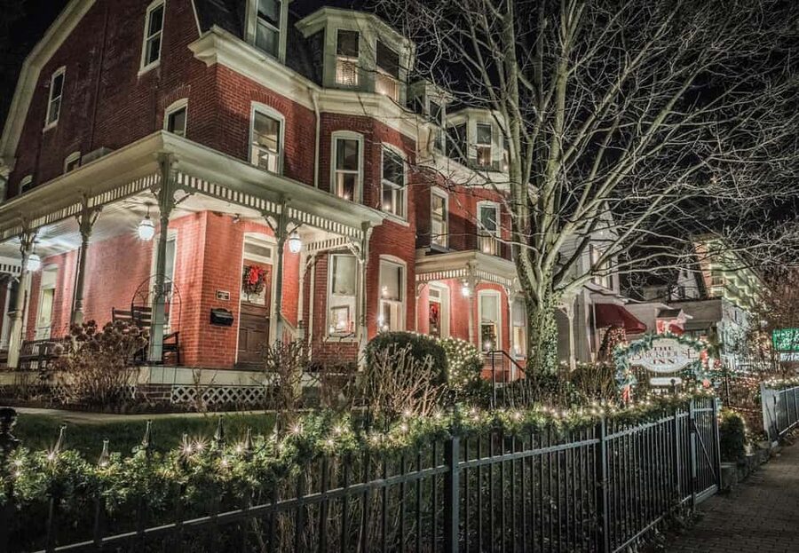 Civil War Ghosts: Echoes of the Fallen Gettysburg Ghost Tour - Gettysburg after dark, with history leading the way