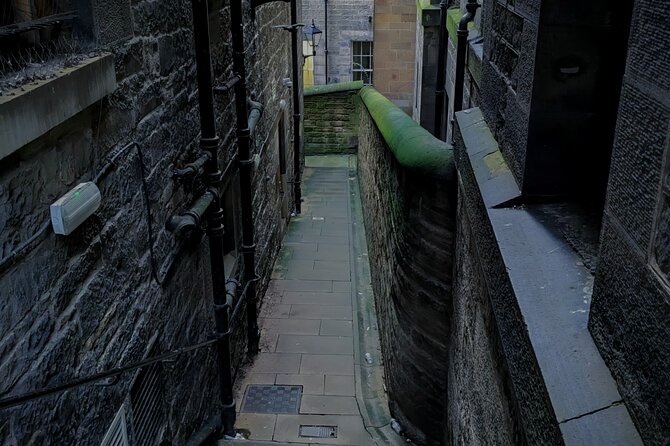 Dark History and Ghost Tour of Edinburgh - Advocate’s Close and a famous haunting