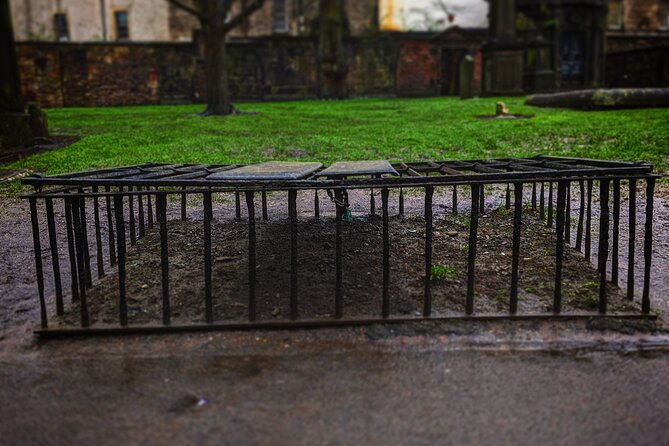 Dark History and Ghost Tour of Edinburgh - Victoria Street and a very different wizard