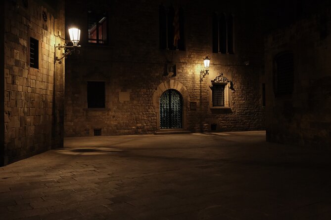 Dark History and Legends Night Walk of Gothic Quarter - Why this Gothic Quarter walk feels different at night