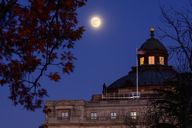 Dark History: Scandals of Capitol Hill Evening Walking Tour - Guides who make the stories work