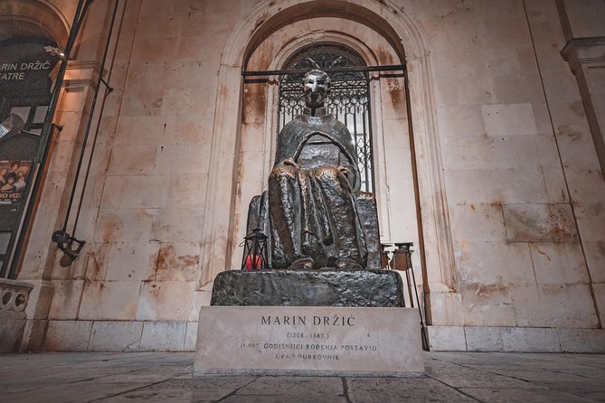 Dark Tales of the Old Town - A small group makes the stories easier to follow