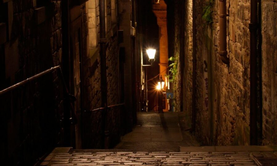 Edinburgh: 2-Hour Ghost Tour in Italian - Starting near the Royal Mile