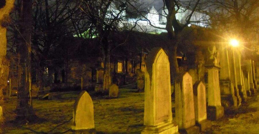 Edinburgh: 2-Hour Ghost Tour in Spanish - The meeting point on the Royal Mile