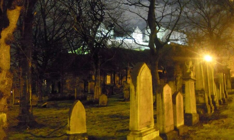 Edinburgh: 2-Hour Ghost Tour in Spanish - David Hume and the human side of the stories
