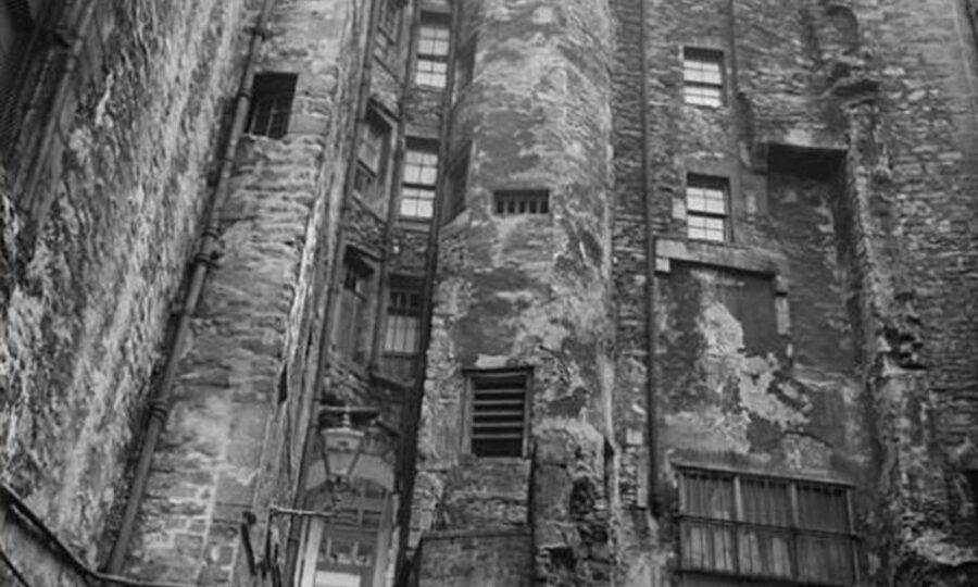 Edinburgh: 2-Hour Ghost Tour in Spanish - Witch hunts, murder, and the line between fact and folklore