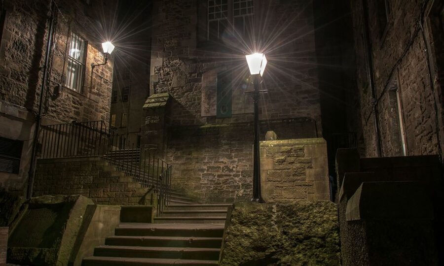 Edinburgh: 2-Hour Ghost Tour in Spanish - What $20 gets you
