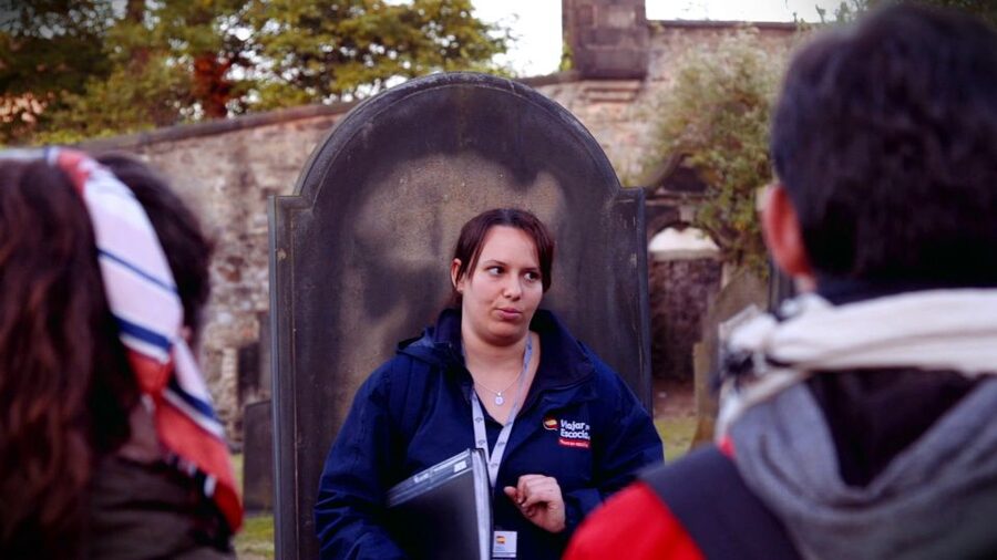 Edinburgh: 2-Hour Ghost Tour in Spanish - Cemetery tombs and Edinburgh’s uneasy past