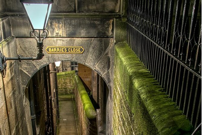 Edinburgh 2 Hour Nighttime Ghost Tour Italian Tour Guide - A ghost walk that is also a quick Edinburgh orientation