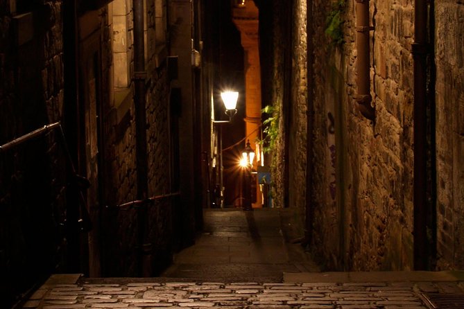 Edinburgh 2 Hour Nighttime Ghost Tour Italian Tour Guide - Finishing at Calton Hill instead of returning to High Street