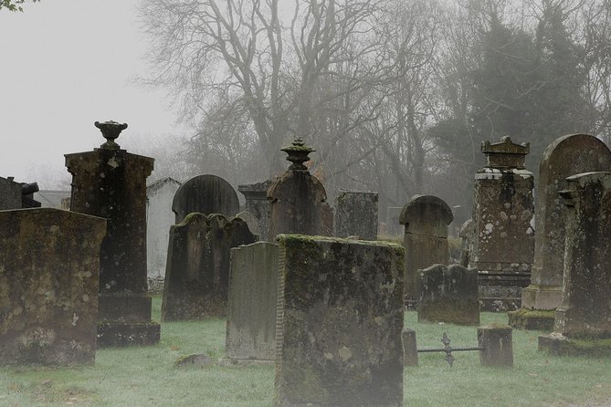 Edinburgh 2 Hour Nighttime Ghost Tour Italian Tour Guide - Narrow Old Town streets and Edinburgh’s darker past