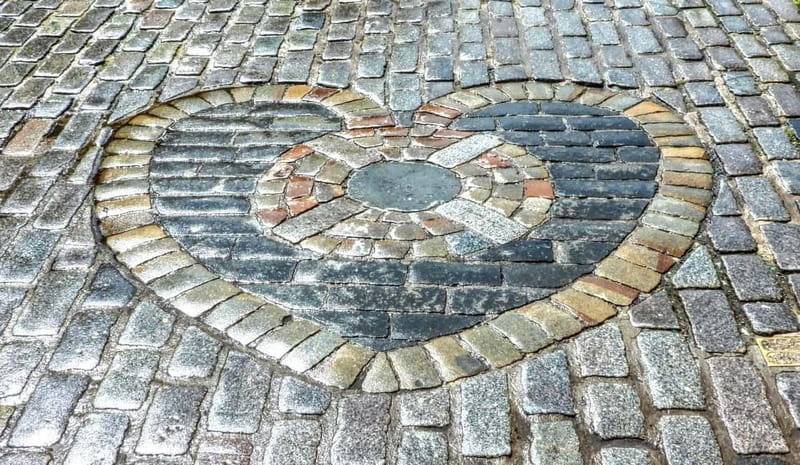 Edinburgh: Dark History Royal Mile Walking Tour - Starting beneath St. Giles Cathedral