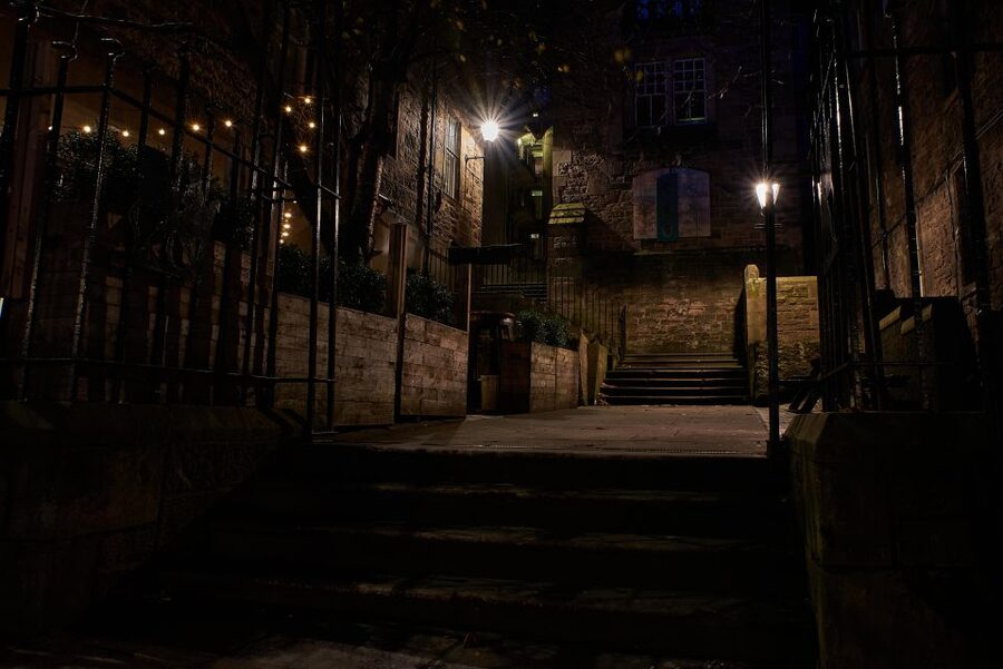 Edinburgh: Dark Secrets of the Old Town Ghost Walking Tour - The guide makes or breaks the evening