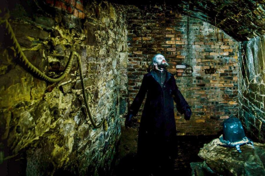 Edinburgh: Evening Underground Ghost Tour - Greyfriars Kirkyard after dark