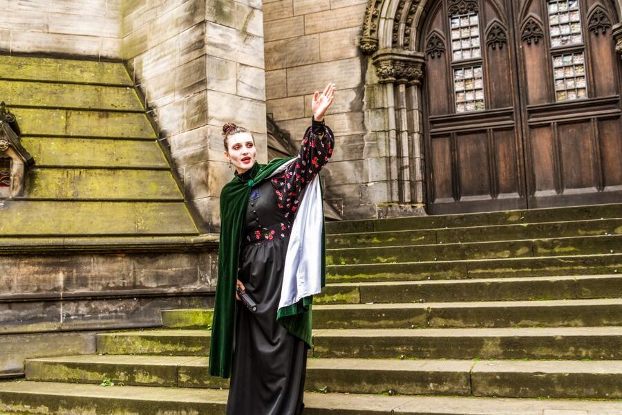Edinburgh: Evening Underground Ghost Tour - The guide is the real performance