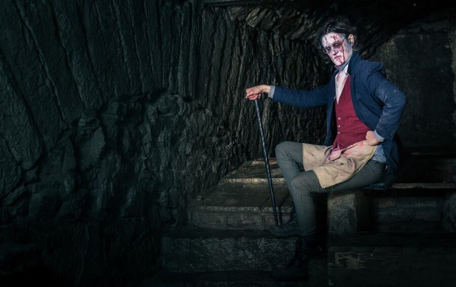 Edinburgh: Extreme Paranormal Underground Ghost Tour - Greyfriars Cemetery after dark