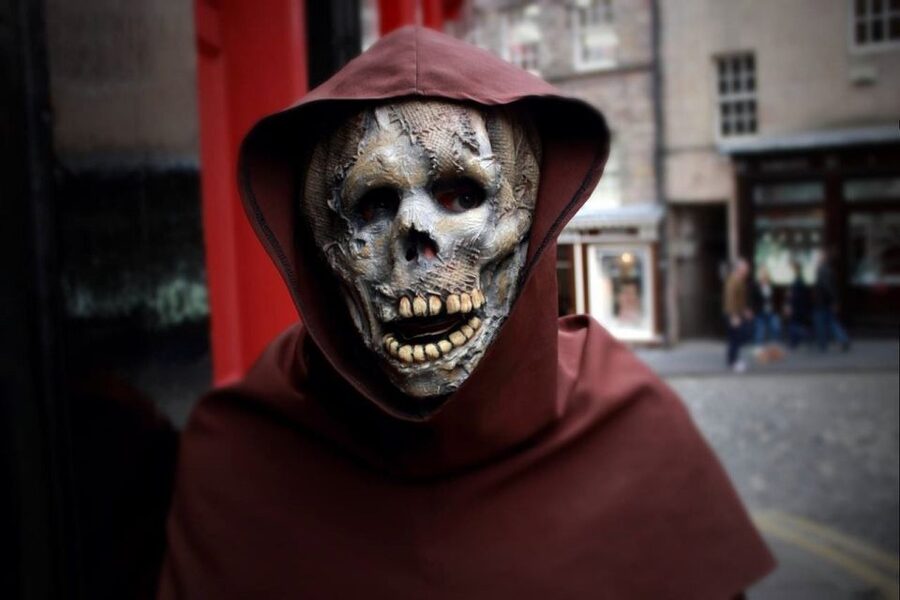 Edinburgh Ghosts & Gore Walking Tour - Witchcraft, plague, punishment, and invasion