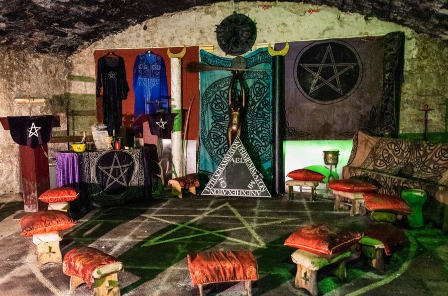 Edinburgh: Haunted Underground Vaults and Graveyard Tour - Greyfriars Kirkyard Sets the Tone