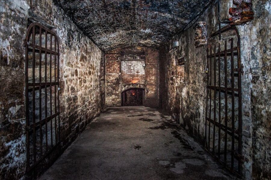 Edinburgh: Haunted Underground Vaults and Graveyard Tour - Storytelling Makes or Breaks the Tour