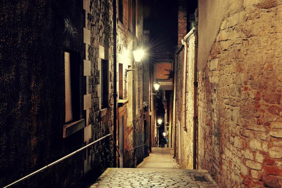 Edinburgh: The Dark Side Walking Tour - A dark introduction on the Royal Mile