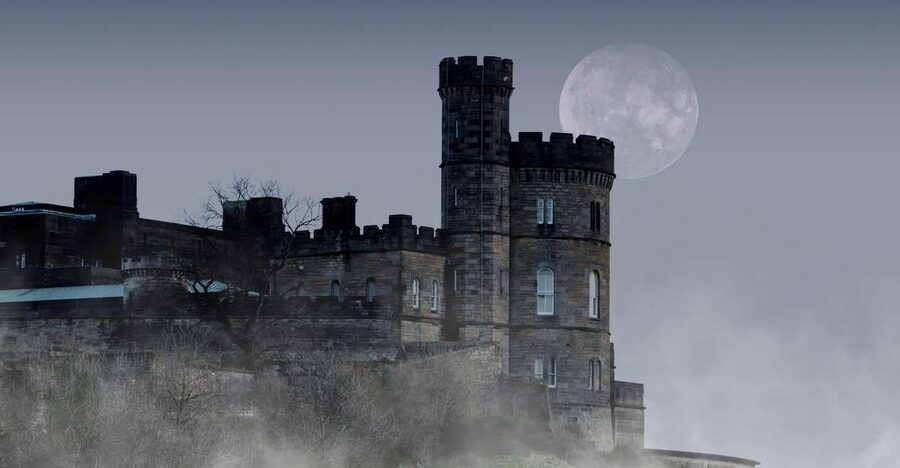 Edinburgh: The Dark Side Walking Tour - Old Town stories, narrow closes, and notorious names