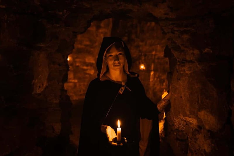 Edinburgh: Underground Vaults and Graveyard Evening Tour - Storyteller guides carry the experience