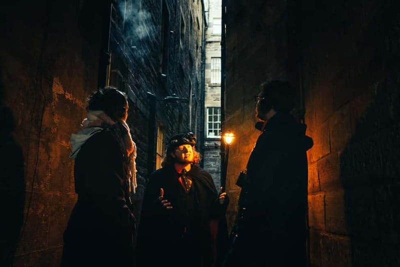 Edinburgh: Underground Vaults and Graveyard Evening Tour - What the 105-minute format feels like