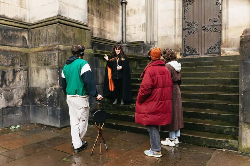 Edinburgh: Underground Vaults Evening Ghost Tour with Whisky - The guides matter more than the script