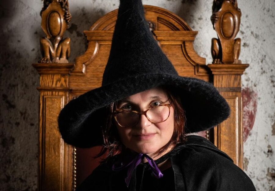 Edinburgh: Witches & Haunted History Walking Tour - What the guides do well