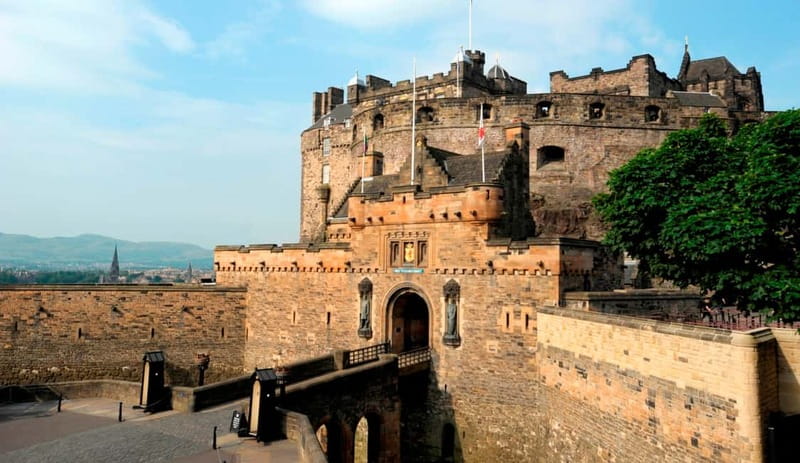 Edinburgh: Witches, Trials, and Truth Small-Group Tour - Hearing the story above the noise