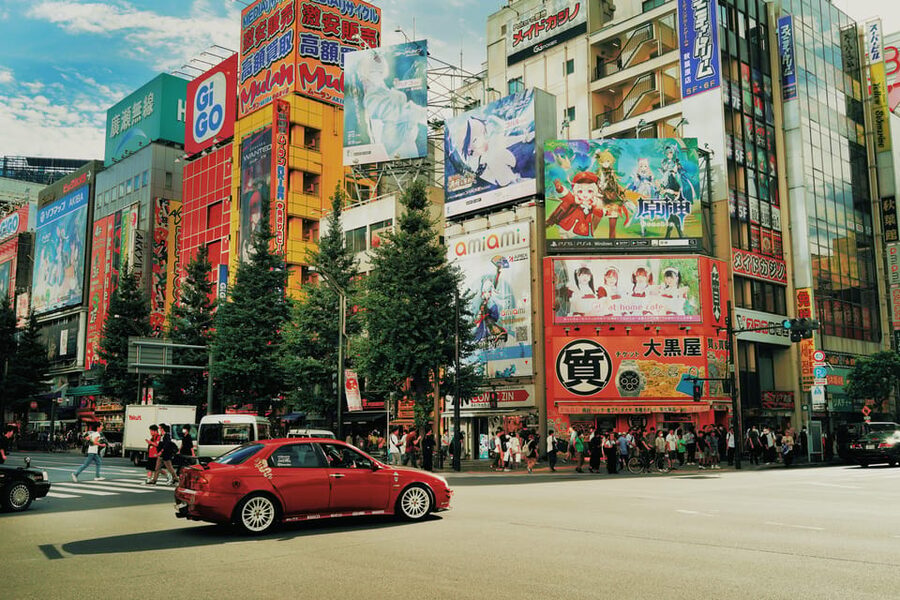 Expert Anime Guide in Akihabara with a maid witch - What the $133 price really buys you
