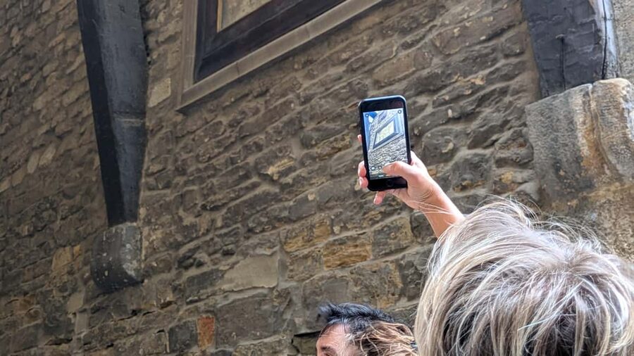 Florence Crimes, Murders & Ghosts Walking Tour with Tastings - Via dei Calzaiuoli and the quiet passage of Vicolo dei Lavatoi