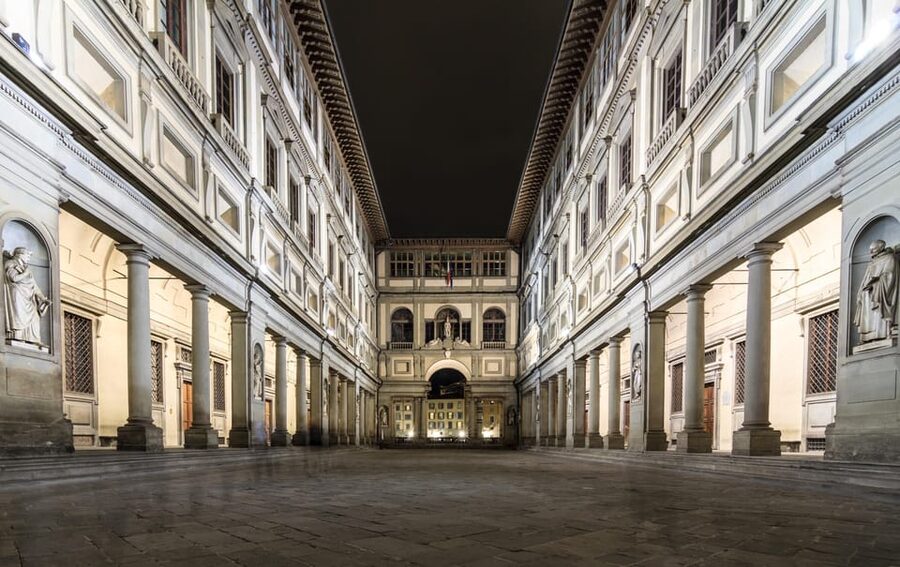 Florence: Dark Secrets & Scandals Evening Walking Tour - Piazza della Signoria, Palazzo Vecchio, and the Uffizi