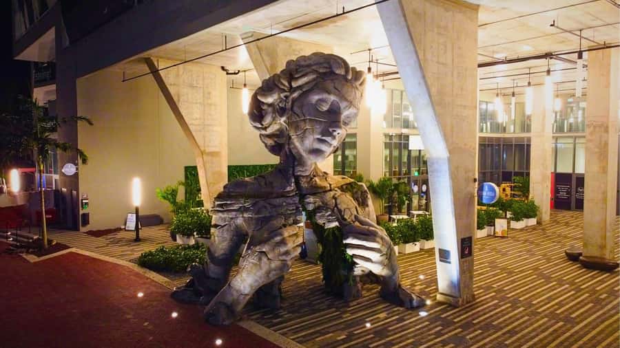Fort Lauderdale: Ghosts and Ghouls Haunted Walking Tour - Meeting the guide at the Thrive sculpture